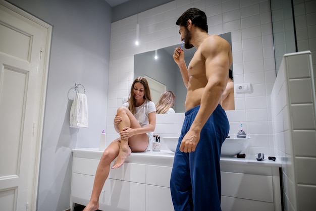 Couple dans la salle de bain.