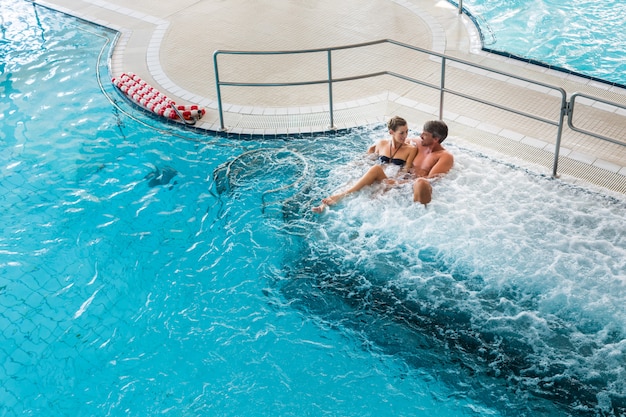 Couple dans un spa thermal sur massage aquatique