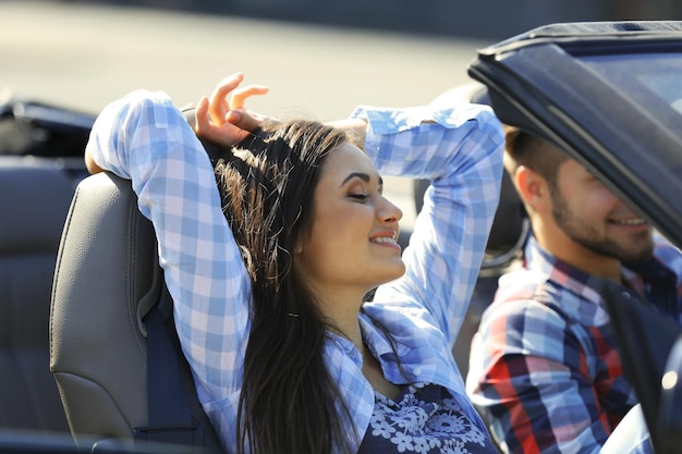 Couple dans la voiture à l'extérieur