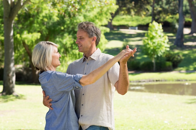 Couple dansant dans la campagne