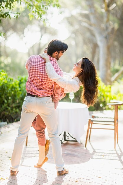 Couple dansant dans le parc