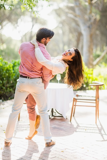 Couple dansant dans le parc