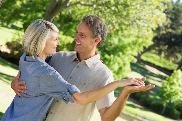 Couple dansant dans le parc