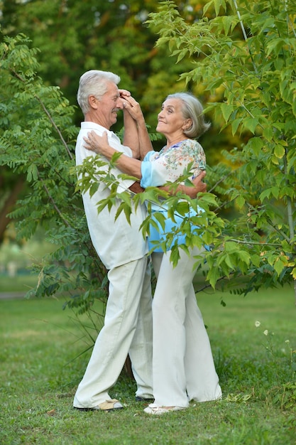 Couple dansant dans le parc