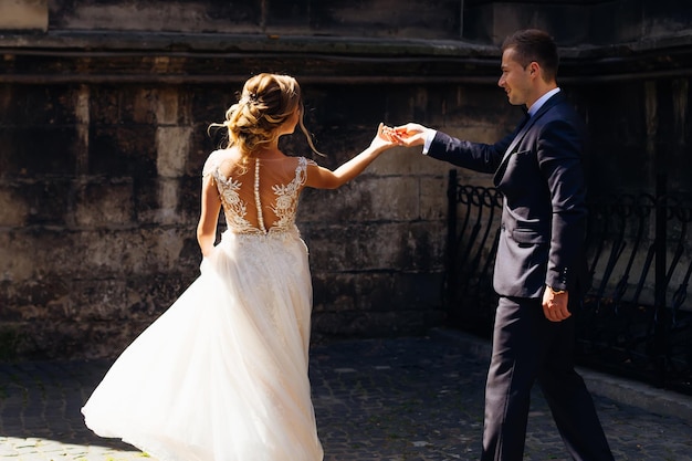 Couple dansant dans la vieille ville