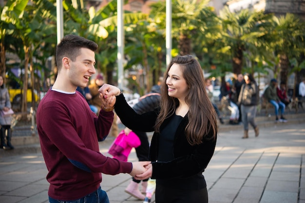 Couple dansant ensemble au milieu d'une ville