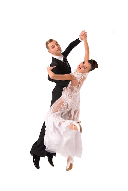 Photo couple de danse ballrom dans une pose de danse isolée sur fond blanc