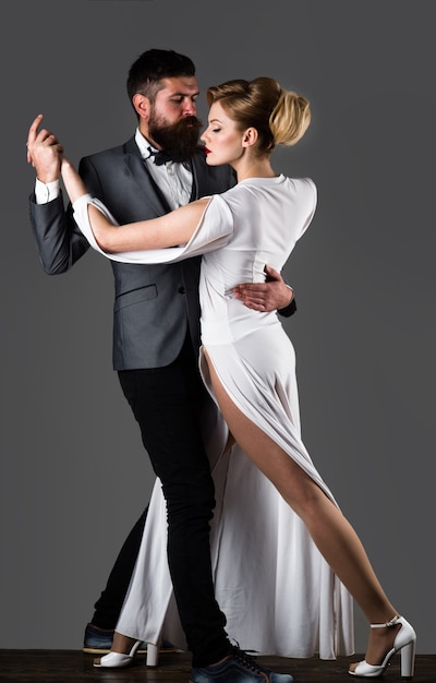 Couple de danse de salon danse passion et amour concept danse salsa tango valse couple en appel d'offres