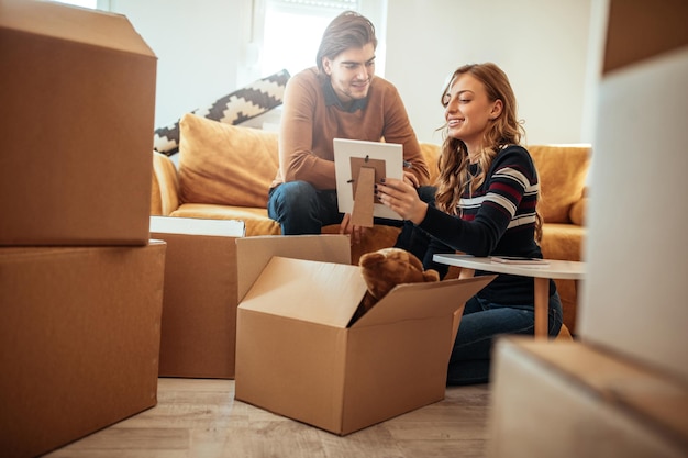 Couple déballant des cartons dans leur nouvelle maison