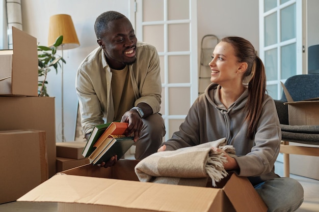 Couple déballant des choses dans la chambre