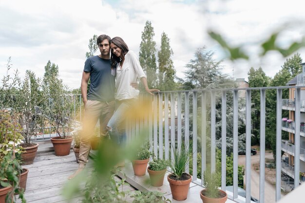 Couple debout sur le balcon