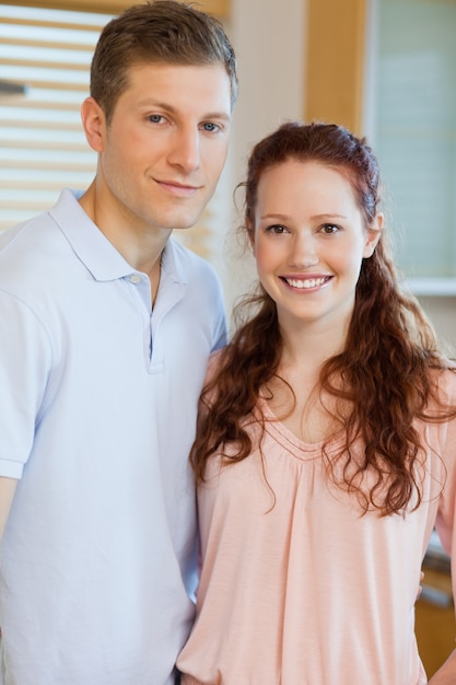 Couple debout dans la cuisine