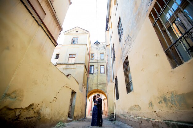 Couple, debout, fond, vieux, bâtiment