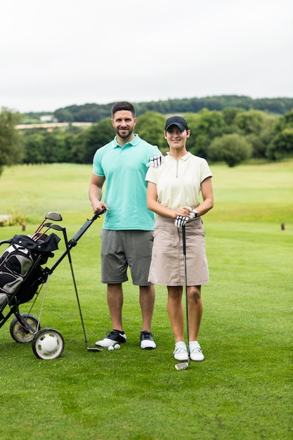 Couple, debout, golf, club, sac, golf, cours