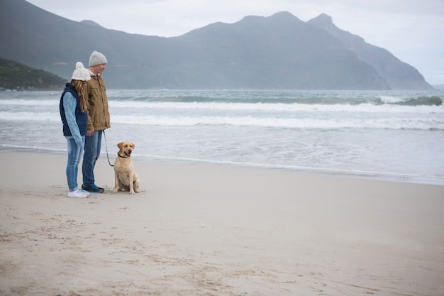 Couple, debout, leur, chouchou, chien