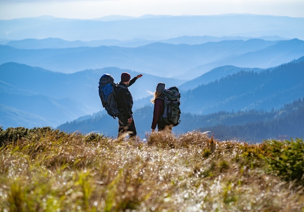 Le couple debout sur la montagne avec une belle vue