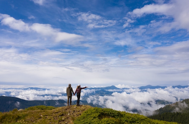 Le couple debout sur la montagne pittoresque