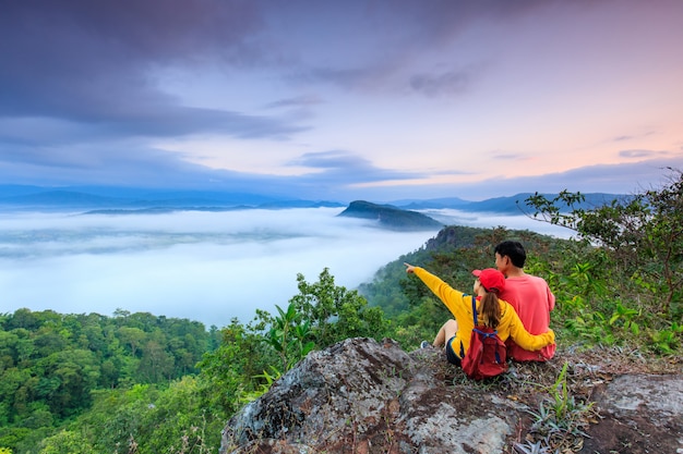 Couple, debout, montagne