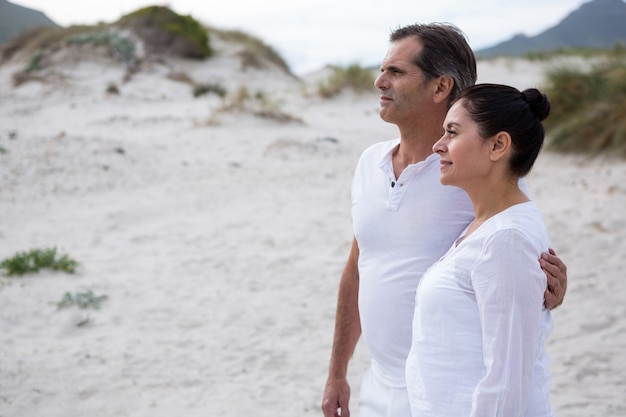 Couple, debout, plage