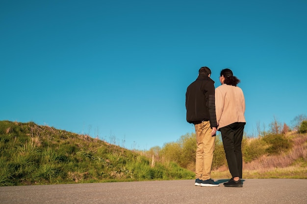 Photo couple debout sur une route