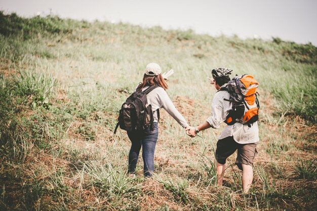 Photo couple debout sur le terrain contre le ciel