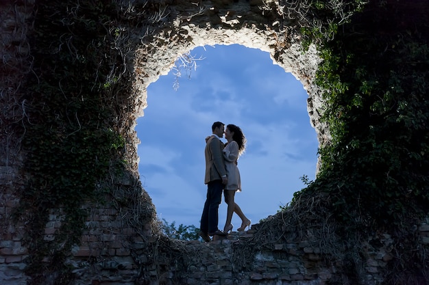 Photo couple debout sur un trou de roche