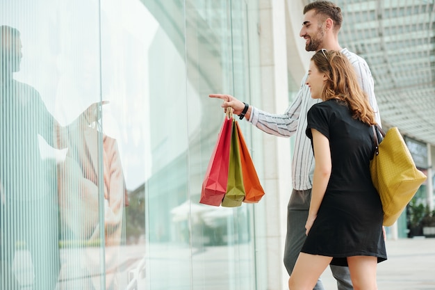 Couple, debout, à, vitrine