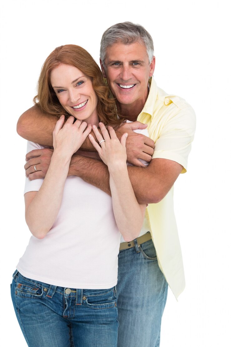 Photo couple décontracté, souriant et étreignant