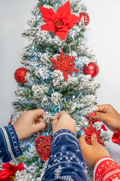 Photo le couple décore le sapin de noël