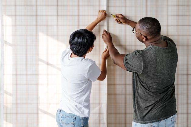 Couple décorer une nouvelle maison