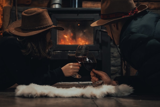 Photo couple dégustant une tasse de vin