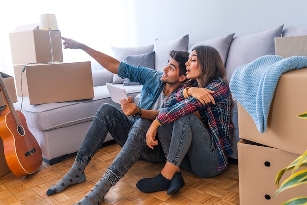 Couple, déménagement, nouveau, maison Des mariés heureux achètent un nouvel appartement