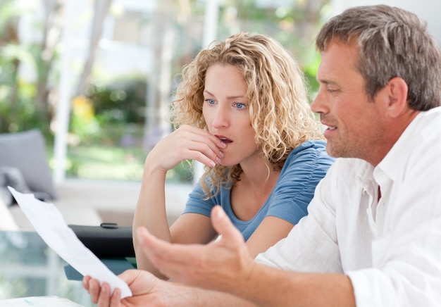 Couple désespéré calculant leurs factures domestiques