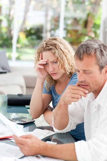 Photo couple désespéré calculant leurs factures domestiques