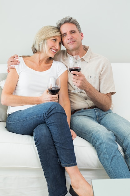 Couple détendu avec des verres de vin à la maison