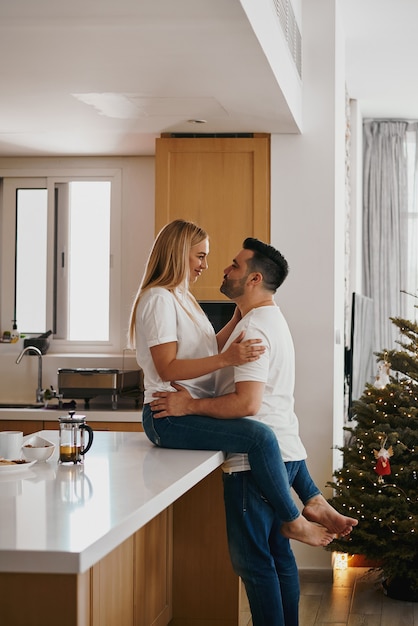 Couple de détente à la cuisine pendant les vacances de Noël Nouvel An et célébration de Noël