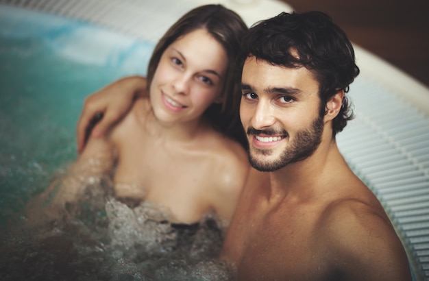 Couple de détente dans une ferme de beauté