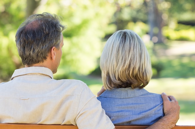 Couple de détente dans le parc