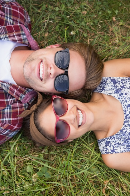 Couple de détente dans le parc