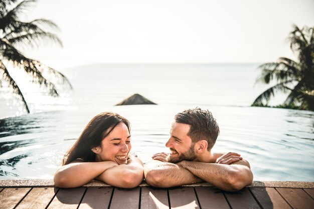 Couple détente dans une piscine