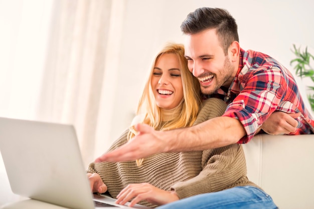 Couple de détente à la maison