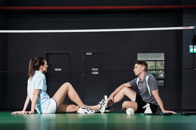 Couple discutant du jeu de badminton