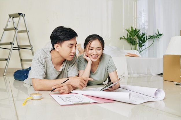 Couple discutant des idées de conception