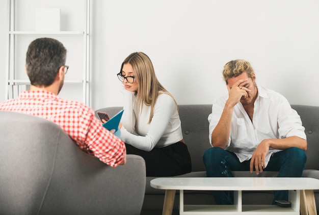 Couple discutant de problèmes en famille avec un travailleur social ou un psychologue familial