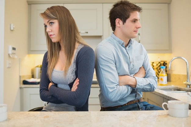 Couple divisé avec les bras croisés