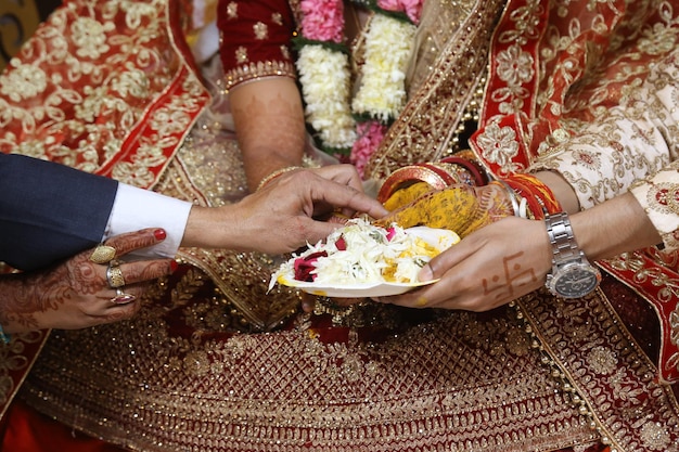 Photo un couple donne une assiette de nourriture à la mariée.