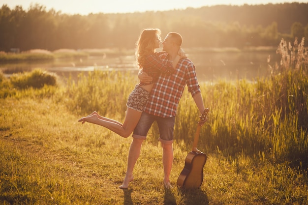 Couple doux et romantique sur un coucher de soleil