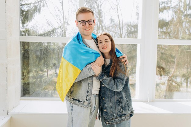 Couple avec le drapeau de l'Ukraine