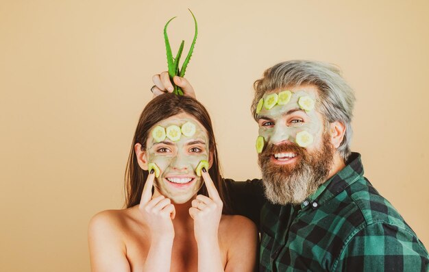 Couple drôle avec masque de concombres sur le visage Fille avec soin du visage frais peau propre et concept de beauté
