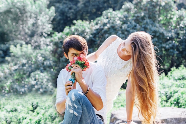 Couple drôle de rire dans le parc.